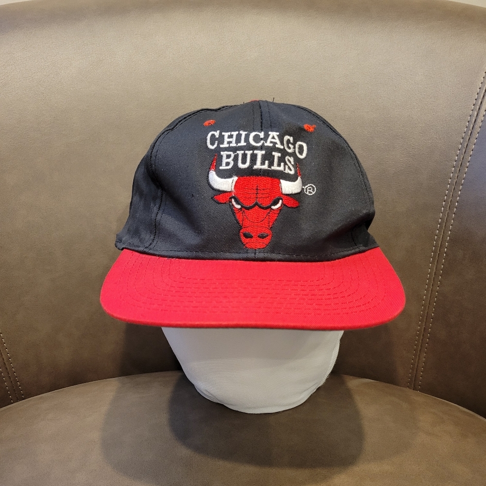VINTAGE Chicago Bulls Hat Cap Snap Back Black Red NBA Basketball Logo Mens